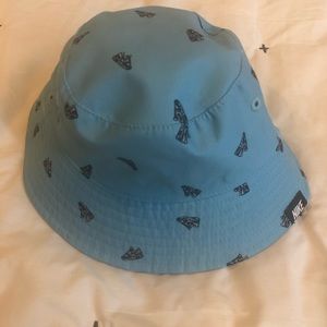 Nike infant bucket hat- reversible!